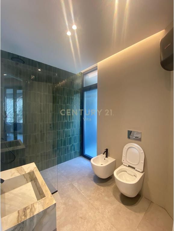 SHITET APARTAMENT 2+1+2 + POST ME PAMJE DETI TEK RESIDENCA "WHITE HILL"!!430,000 €  Sip. Totale  138m2  Sip. e brendshme  122m2  Dhomat e