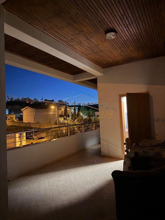 Affitto, 3° piano di una villa, Mezez