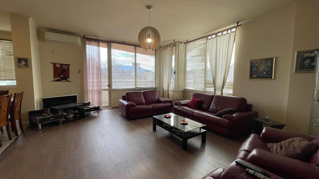 Myslym Shyri prane Drejtorise se Policis jepet me qera apartament 2+1+2,i mobiluar 85,000Leke