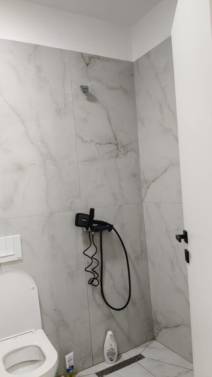 Shitet Apartament 1+1 ne Golem/ 200m2 larg detit