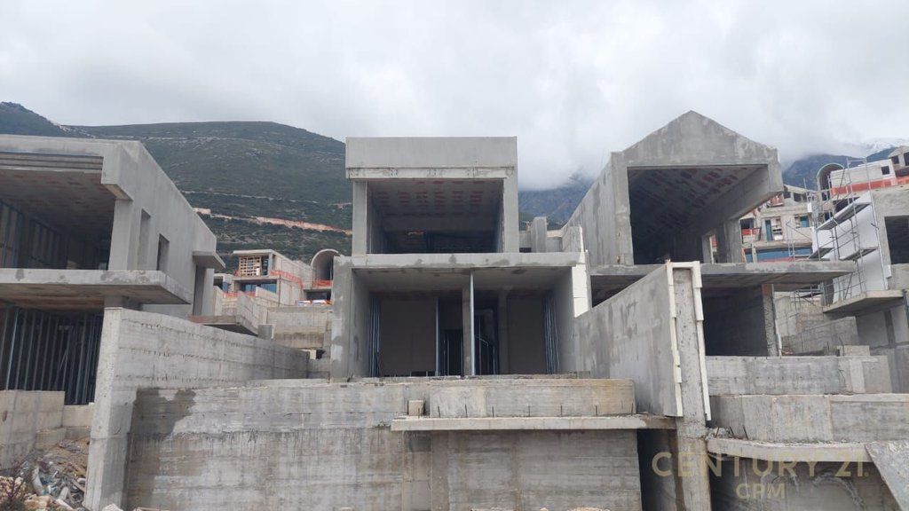Villa su 3 piani con piscina in vendita a Green Coast