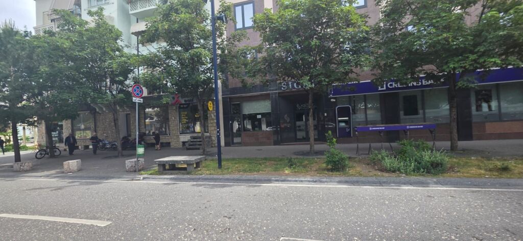 Jepet me qera Dyqan Open Space ne Qender/ Tek Bulevardi Zogu i 1 afer me Ufon