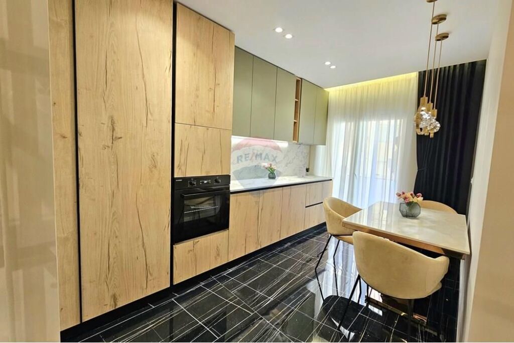 SUPER APARTAMENT LUKSOZ 2+1 PER SHITJE TEK STADIUMI DINAMO!