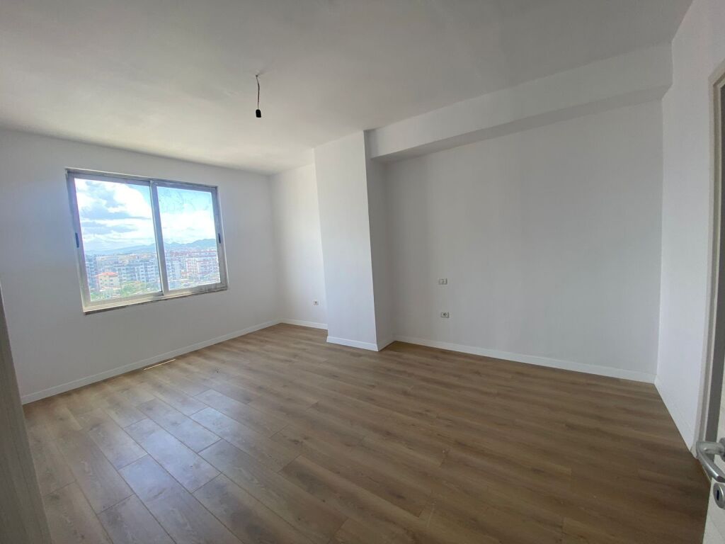 Shitet Apartament 2+1+2 + verande , Astir