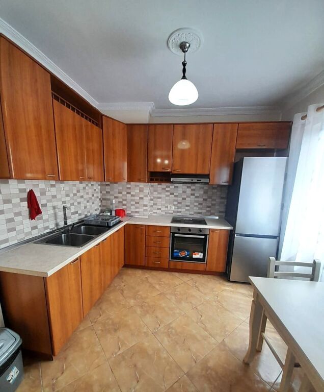 Ne zonen e Medresese jepet me qera apartament 1+1,i mobiluar 55,000Leke