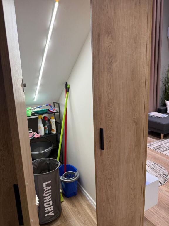 🏡 Duplex moderno in affitto 📍 Via Kavaja, di fronte American 3 🏢 Complesso Golden Park 3, 1° piano 🚗 Posto auto incluso  ✨ Arredamento moderno e lavori di qualità 💶 60.000 Lek / mese