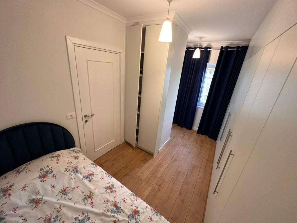 Qera,Apartament 3+1+2+Post parkimi Stacioni i Trenit,Tirana.