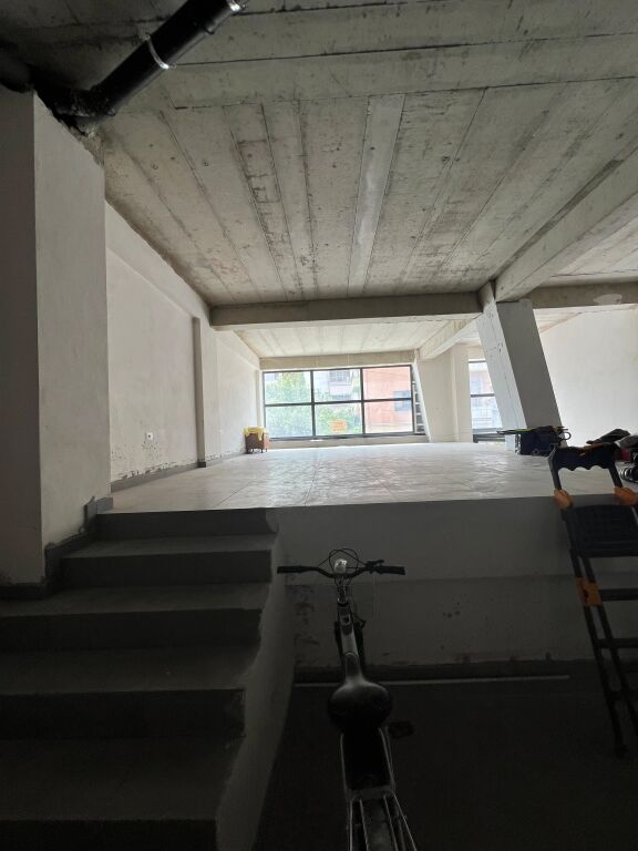 JEPET ZYRE ME QERA 160M2 PAZARI I RI