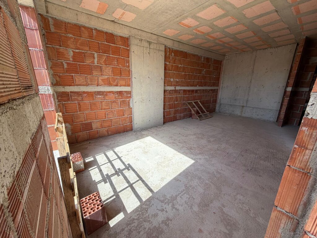 🏡 Appartamento 1+1 in vendita 📍 Via “5 Maji” 🏢 2° piano • Con ascensore 🌅 Orientamento ovest 📐 Superficie 70 m² 🏗️ In costruzione, fase mattoni  💶 Prezzo: 112.000 € 📞