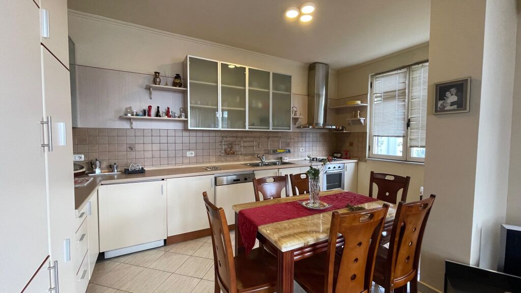 Myslym Shyri prane Drejtorise se Policis jepet me qera apartament 2+1+2,i mobiluar 85,000Leke