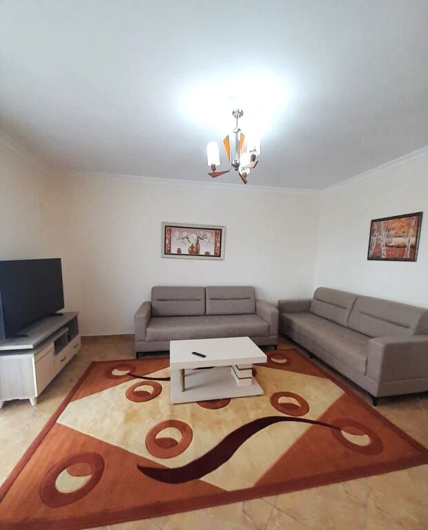 Ne zonen e Medresese jepet me qera apartament 1+1,i mobiluar 55,000Leke