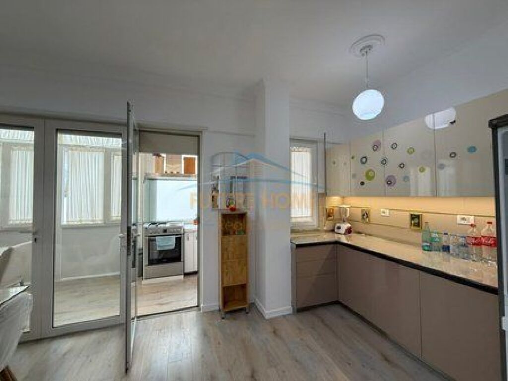 Shitet, Apartament 3+1+2+ Post Parkimi, Liqeni i Thatë, Tiranë.