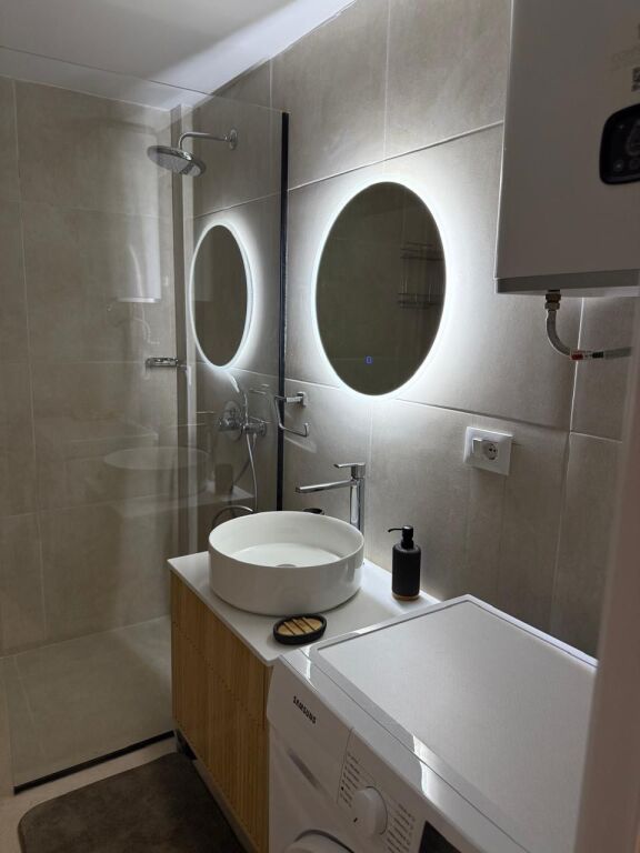 🏡 Duplex moderno in affitto 📍 Via Kavaja, di fronte American 3 🏢 Complesso Golden Park 3, 1° piano 🚗 Posto auto incluso  ✨ Arredamento moderno e lavori di qualità 💶 60.000 Lek / mese