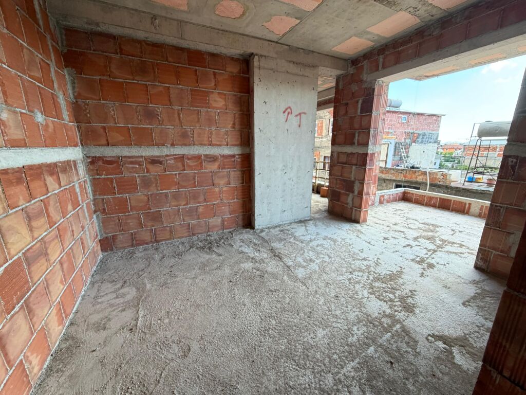 🏡 Appartamento 1+1 in vendita 📍 Via “5 Maji” 🏢 2° piano • Con ascensore 🌅 Orientamento ovest 📐 Superficie 70 m² 🏗️ In costruzione, fase mattoni  💶 Prezzo: 112.000 € 📞