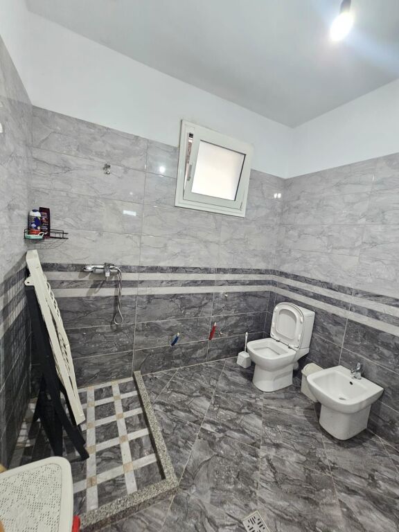 JEPET ME QERA SUPER APARTAMENT 2+1 I MOBILUAR  NE ISH KËNETË DURRËS