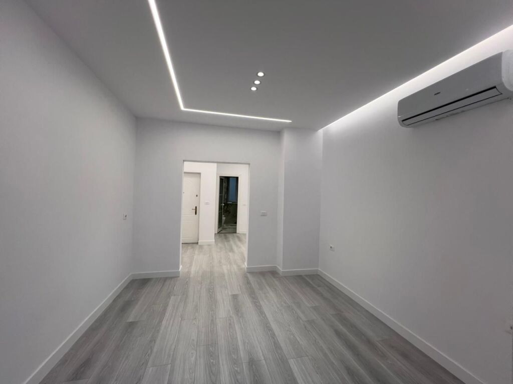 🏘️ In Affitto: Ufficio Luxury 80m² - 2° Piano (Centro - Rruga e Barrikadave) 🔥 Ideale per la tua attività | Super opportunità ✨️ 1000€ Netti/Mese 💶💶