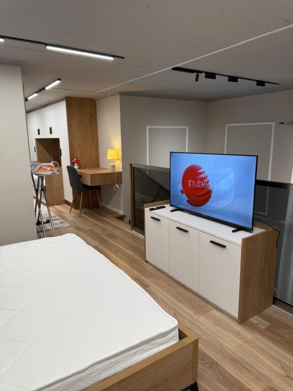🏡 Duplex moderno in affitto 📍 Via Kavaja, di fronte American 3 🏢 Complesso Golden Park 3, 1° piano 🚗 Posto auto incluso  ✨ Arredamento moderno e lavori di qualità 💶 60.000 Lek / mese