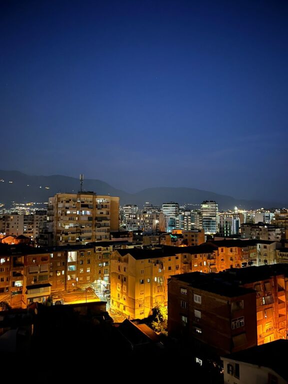 Jepet me qera apartament 2+1 ne Qender