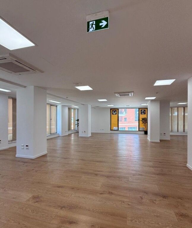 Office spaces for rent are offered in the Delijorgji area.