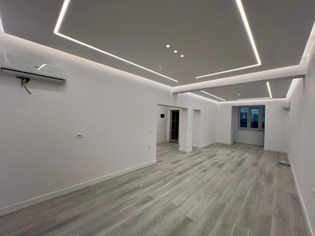 🏘️ In Affitto: Ufficio Luxury 80m² - 2° Piano (Centro - Rruga e Barrikadave) 🔥 Ideale per la tua attività | Super opportunità ✨️ 1000€ Netti/Mese 💶💶