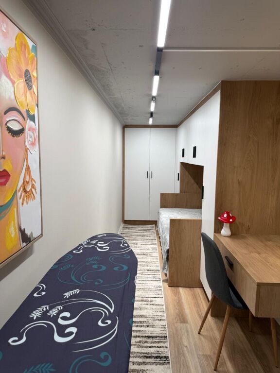 🏡 Duplex moderno in affitto 📍 Via Kavaja, di fronte American 3 🏢 Complesso Golden Park 3, 1° piano 🚗 Posto auto incluso  ✨ Arredamento moderno e lavori di qualità 💶 60.000 Lek / mese