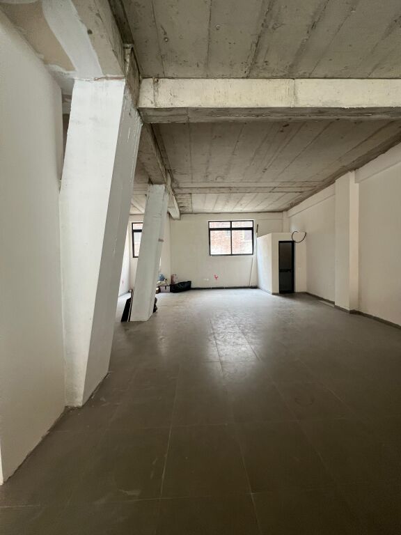 JEPET ZYRE ME QERA 160M2 PAZARI I RI