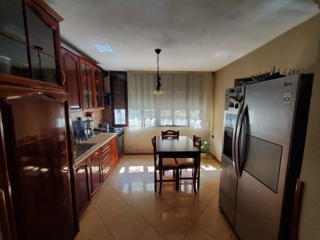 Shitet apartament 3+1+2 në zonën më të kërkuar të Tiranës!
