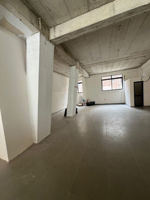 JEPET ZYRE ME QERA 160M2 PAZARI I RI