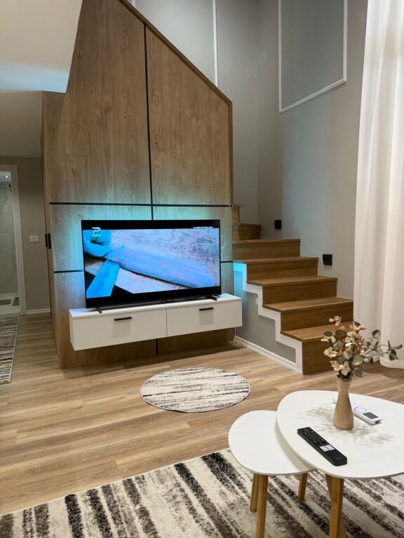 🏡 Duplex moderno in affitto 📍 Via Kavaja, di fronte American 3 🏢 Complesso Golden Park 3, 1° piano 🚗 Posto auto incluso  ✨ Arredamento moderno e lavori di qualità 💶 60.000 Lek / mese