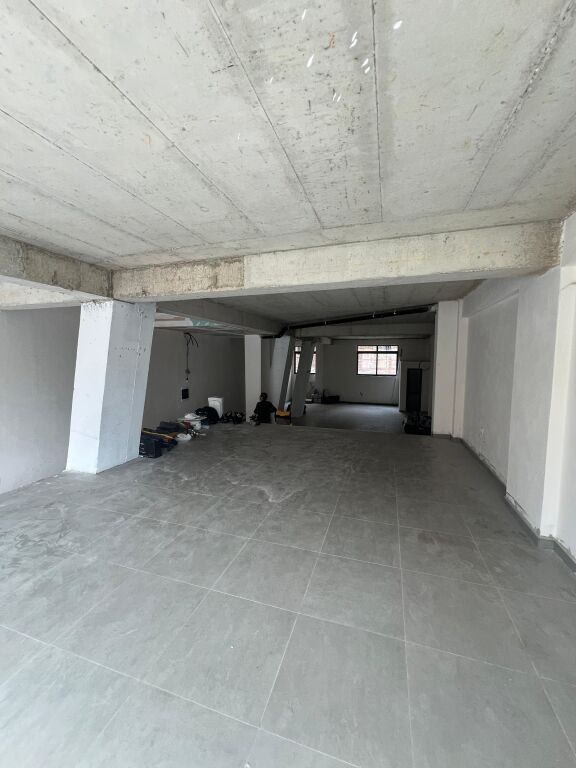 JEPET ZYRE ME QERA 160M2 PAZARI I RI
