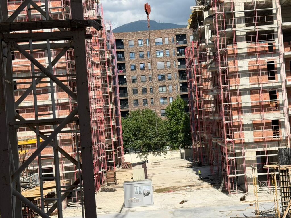 🏡 Shitet Apartament 1+1 📍 Rruga “5 Maji”