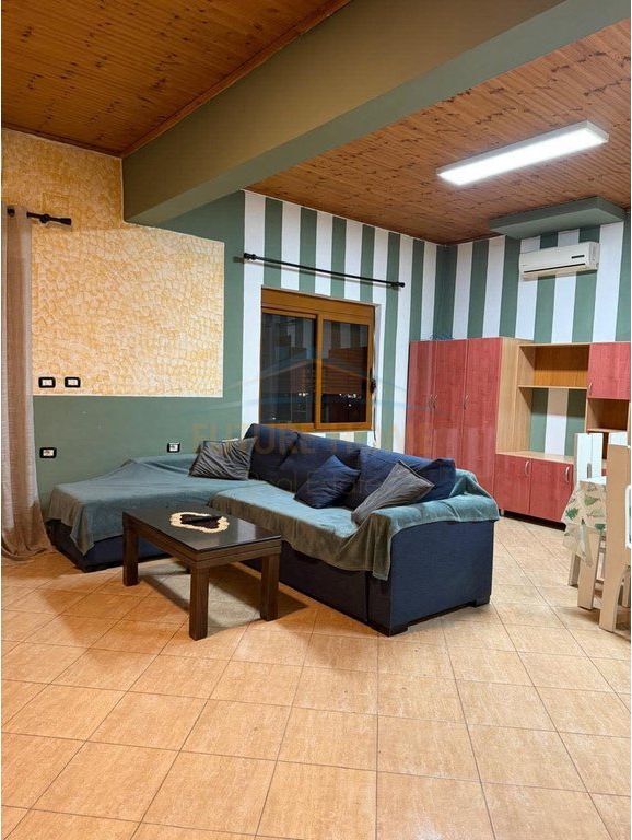 Affitto, 3° piano di una villa, Mezez