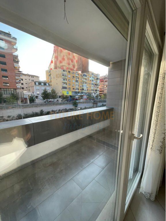 Qera, Apartament 2+1+2+Post Parkimi, Komuna e Parisit, Tiranë.