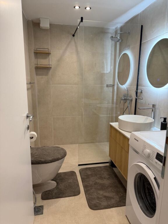 🏡 Duplex moderno in affitto 📍 Via Kavaja, di fronte American 3 🏢 Complesso Golden Park 3, 1° piano 🚗 Posto auto incluso  ✨ Arredamento moderno e lavori di qualità 💶 60.000 Lek / mese