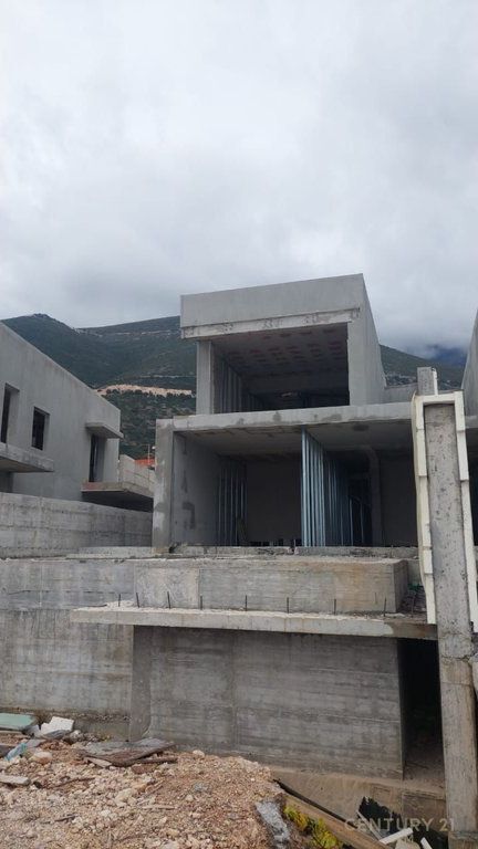 Villa su 3 piani con piscina in vendita a Green Coast