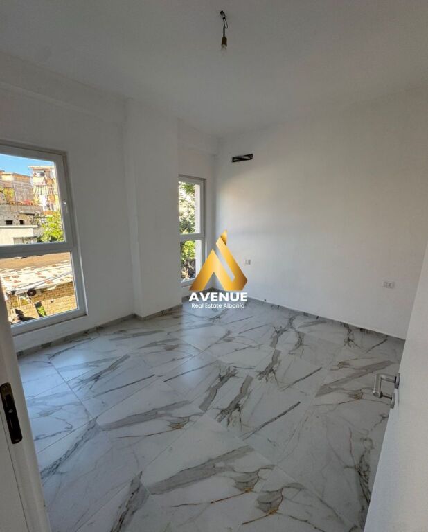APARTAMENT ME QERA – Tek Rruga Dritan Hoxha, pranë Universiteti Mesdhetar i Shqipërisë, Laprake, Tirane
