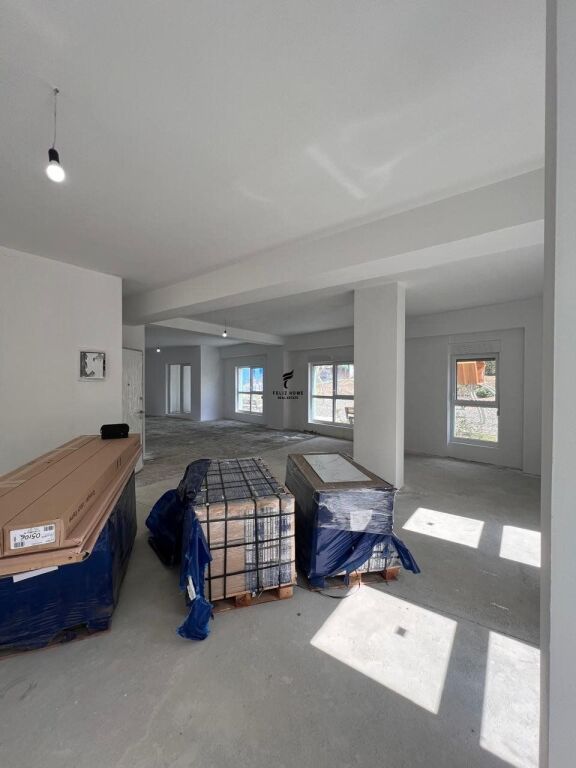 NEGOZIO IN AFFITTO 220 M2 ALI DEMI 300.000 LEKE FH-73194