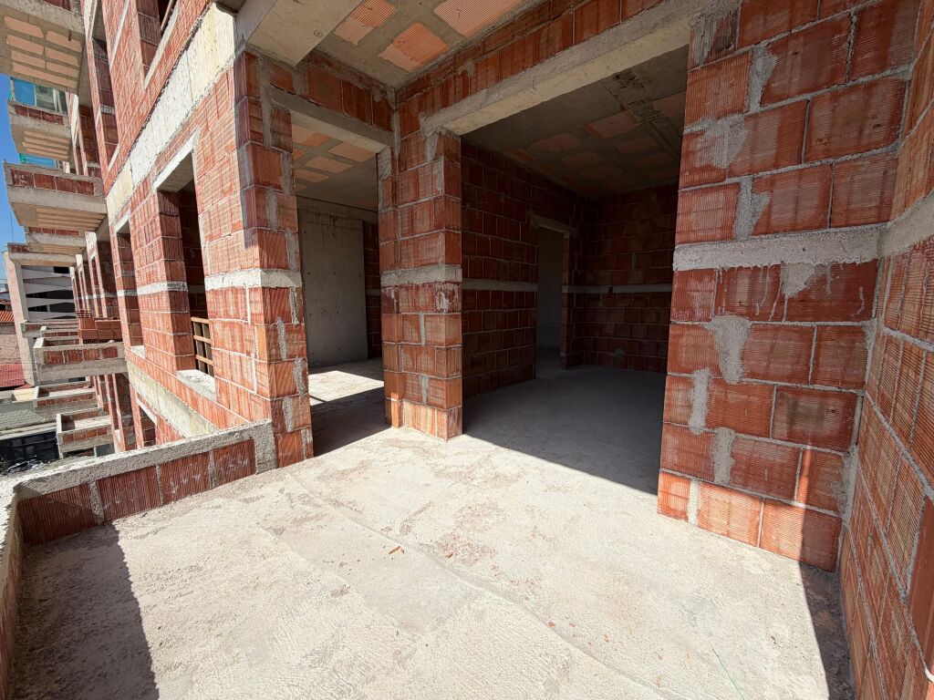 🏡 Appartamento 1+1 in vendita 📍 Via “5 Maji” 🏢 2° piano • Con ascensore 🌅 Orientamento ovest 📐 Superficie 70 m² 🏗️ In costruzione, fase mattoni  💶 Prezzo: 112.000 € 📞