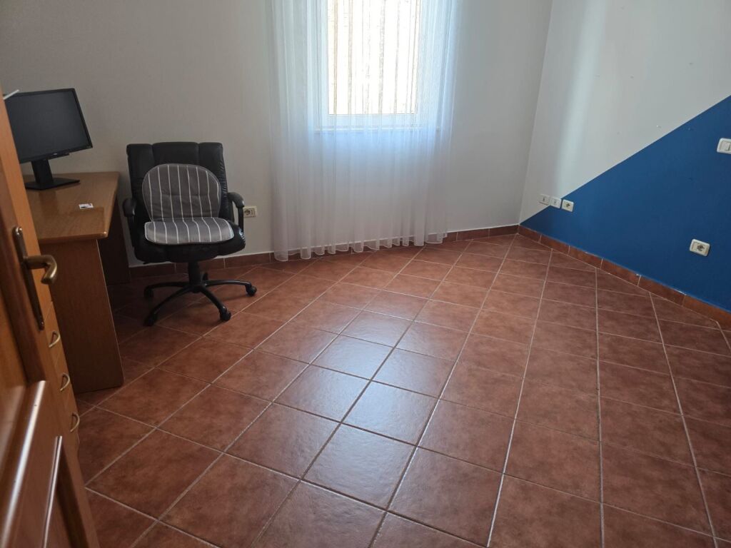 3+1, investito, in affitto, per uffici, ex esposizione, 100.000 lek