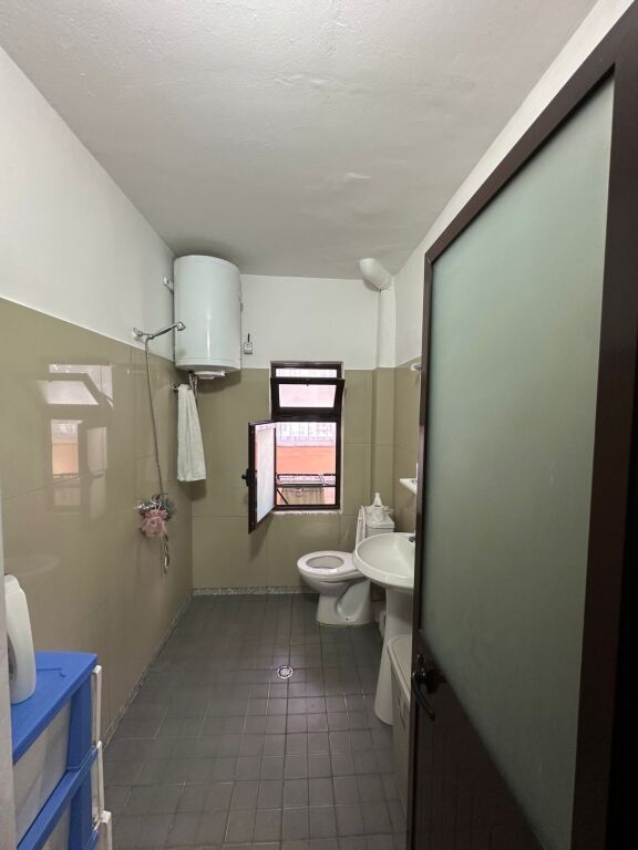 🏠 Appartamento 1+1 in affitto📍 Indirizzo: Di fronte al Ministero della Difesa, a 50 m dalla scuola “Ramazan Jarani”💶 Prezzo: 35.000 lek/mese