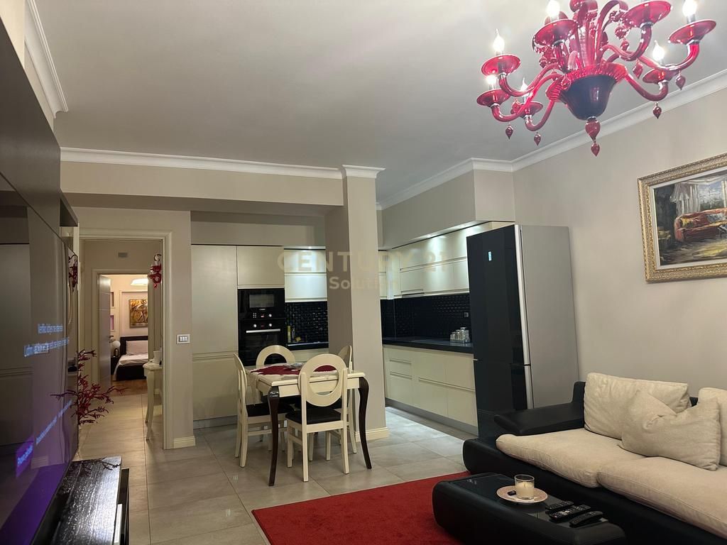 SHITET APARTAMENT 2+1 TEK "QENDRA KRISTAL" !!!