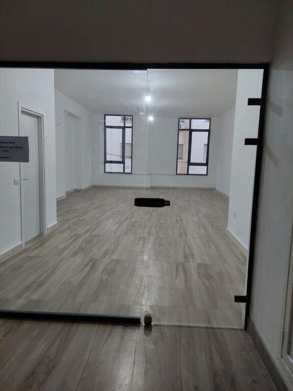 Sono offerti due spazi ufficio in affitto presso Donika Center