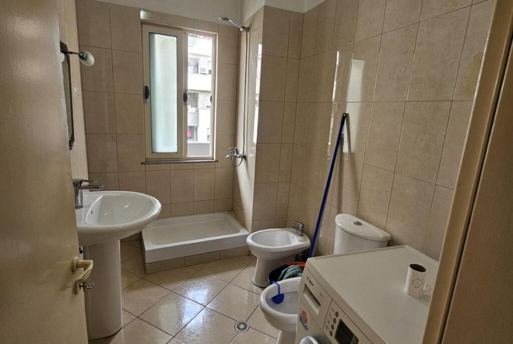 Tek Santana Ne Astir Jepet Me Qira Apartament 2+1 I Mobiluar!