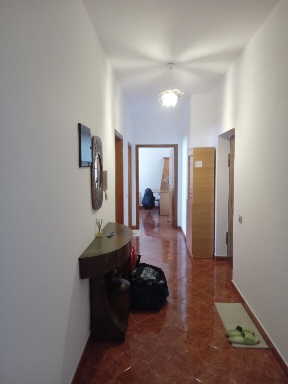 🏡✨ For Rent | Jepet me qera apartament 2+1 në anë të Bulevardit, Vlorë 🌟 📍 Apartamenti ndodhet në katin e 9 dhe