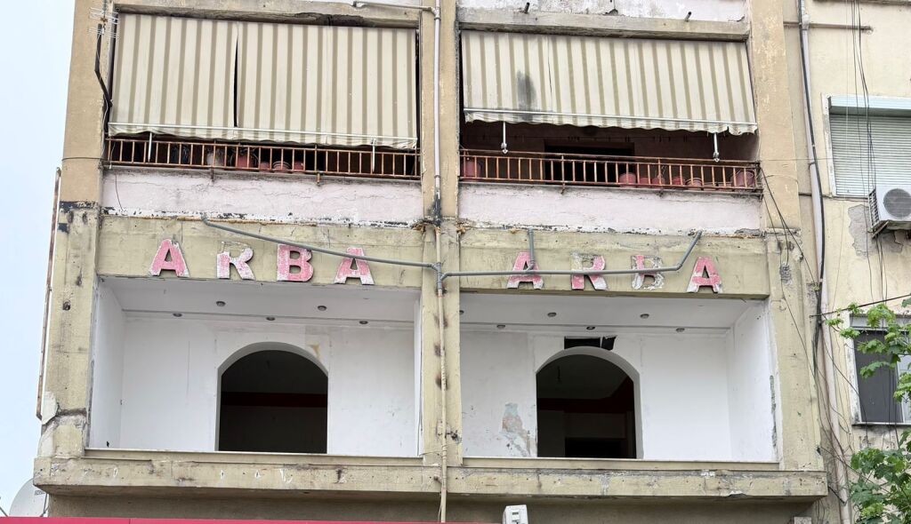 JEPET ME QERA AMBIENT BIZNESI PRANE STACIONIT TE TRENIT, DURRES