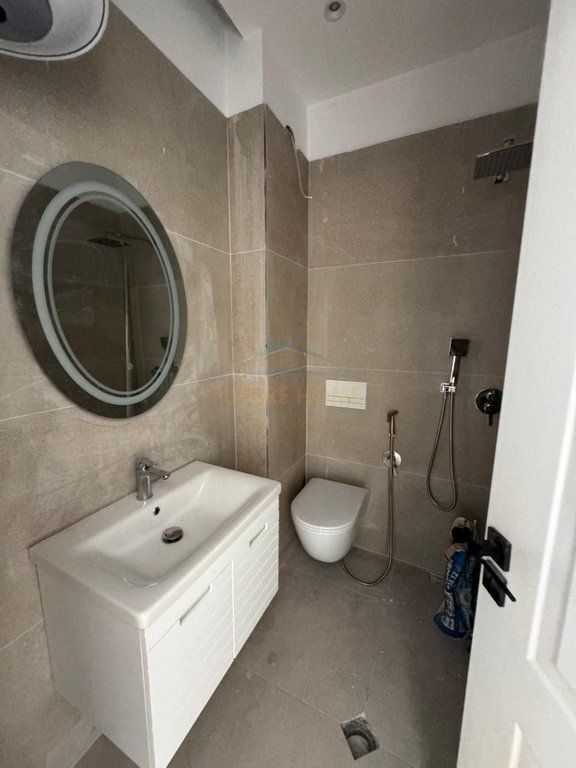 Shitet, Apartament 2+1, 5 Maji, Tirane.