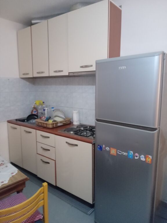🏡 JEPET ME QIRA – SHTËPI PRIVATE 2+1 | VLORË – CENTRALE Jepet me qira shtëpi private 2+1 në zonën