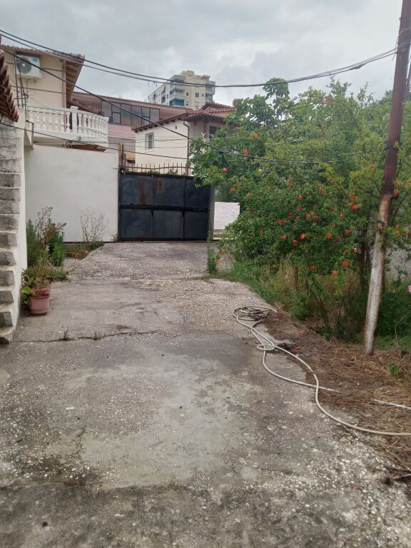 🏡 JEPET ME QIRA – SHTËPI PRIVATE 2+1 | VLORË – CENTRALE Jepet me qira shtëpi private 2+1 në zonën