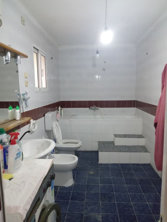 🏡 JEPET ME QIRA – SHTËPI PRIVATE 2+1 | VLORË – CENTRALE Jepet me qira shtëpi private 2+1 në zonën