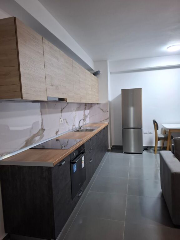 Affittasi appartamento 3+1, alla fine della via 5 Maj vicino ai nuovi edifici 650 mila lek